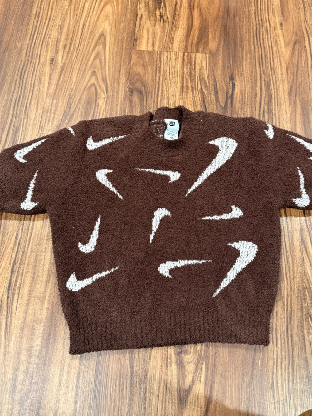 NIKE SPORTSWEAR PHOENIX COZY BOUCLE WOMEN'S SLIM
CROPPED KNIT SHORT-SLEEVE TOP
